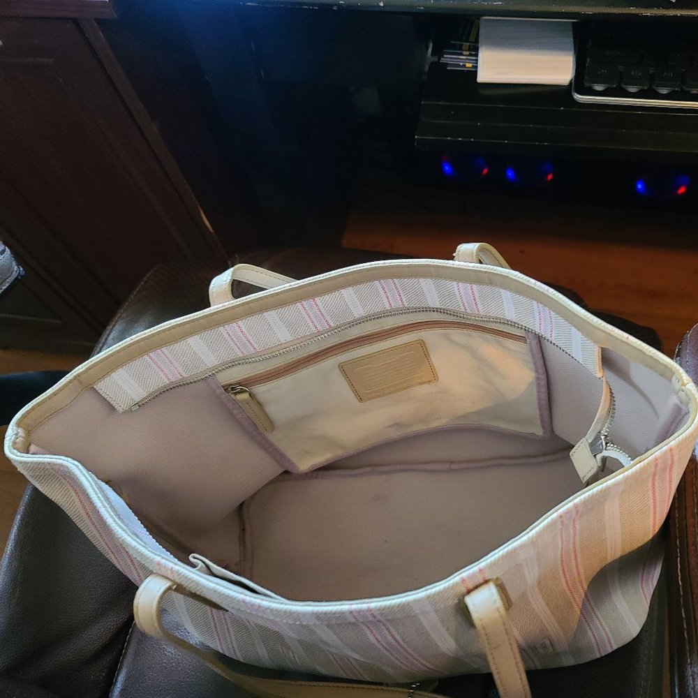 Handbag - Picture 2 of 3